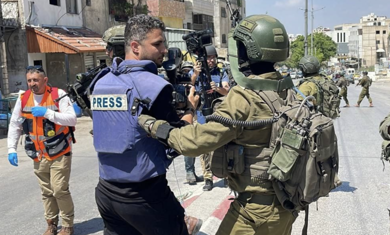 الانتهاكات الإسرائيلية ضد الصحفيين الفلسطينيين